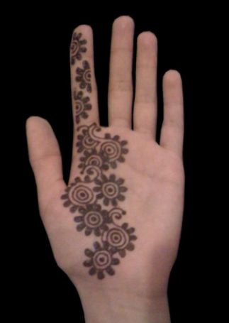 30+ Adorable Mehndi Designs for Kids (Little Princesses)