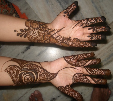 30+ Adorable Mehndi Designs for Kids (Little Princesses)