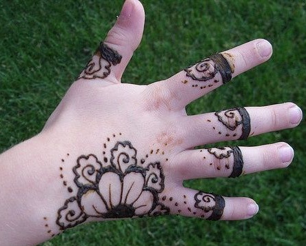 30+ Adorable Mehndi Designs for Kids (Little Princesses)