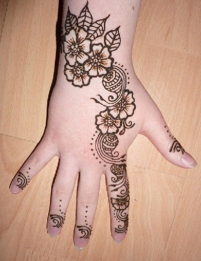 30+ Adorable Mehndi Designs for Kids (Little Princesses)