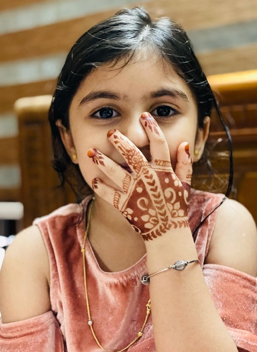 30+ Adorable Mehndi Designs for Kids (Little Princesses)