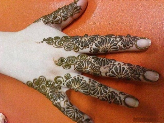 50+ Simple And Attractive Mehndi Designs For Hands