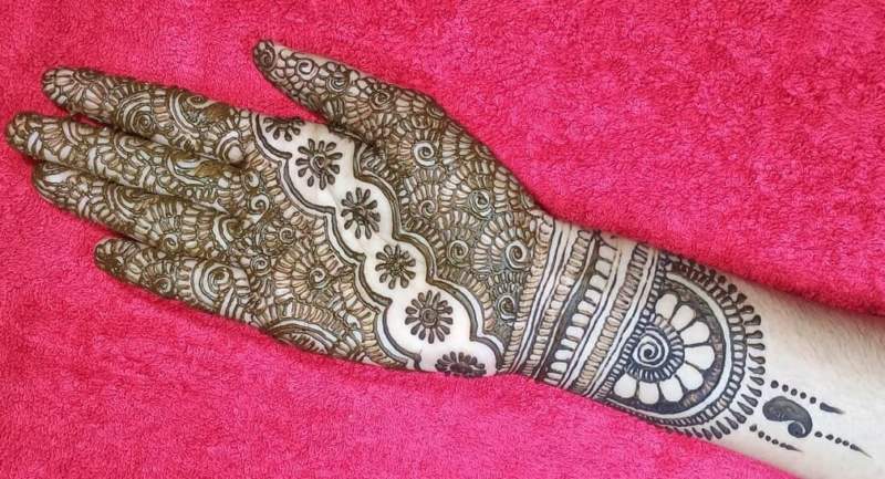 50+ Simple And Attractive Mehndi Designs For Hands