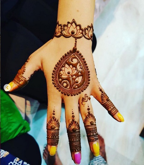 10+ Special Mehndi Designs For Karwa Chauth 2025