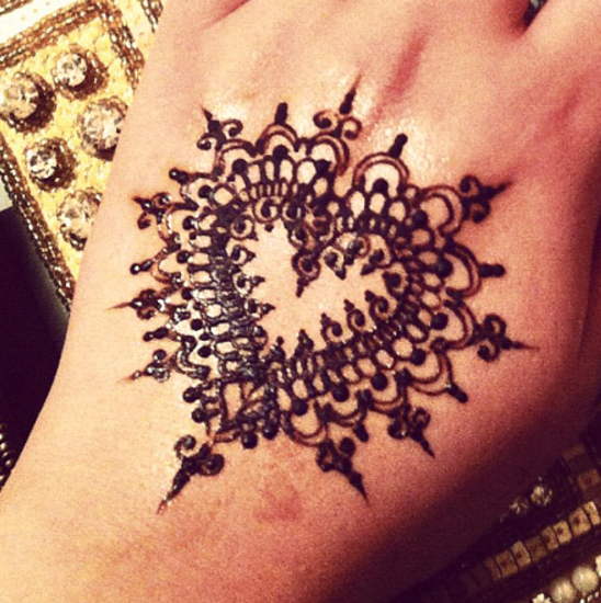 10 Trendy Heart Shaped Mehndi Designs for Every Occasion