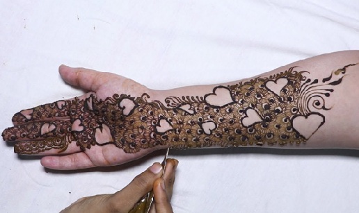 10 Trendy Heart Shaped Mehndi Designs for Every Occasion