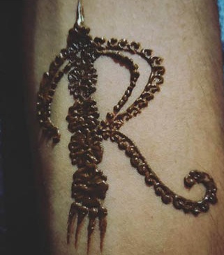 10 Adorable R Letter Mehndi Designs and Ideas 2023