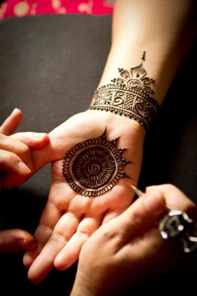 15 Eye-Catching Bangle Mehandi Designs with Images | I Fashion Styles