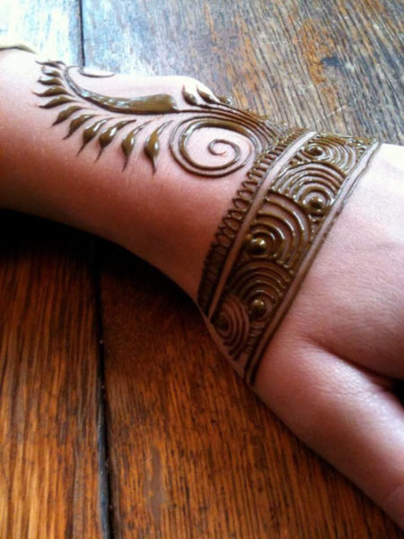 15 Eye-Catching Bangle Mehandi Designs with Images | I Fashion Styles