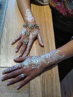 9 Best White Henna Designs with Images | I Fashion Styles