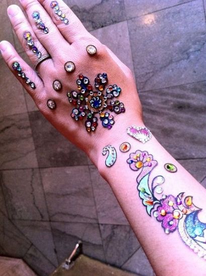 Best Mehndi Stickers - Our Top 9 With Images | I Fashion Styles