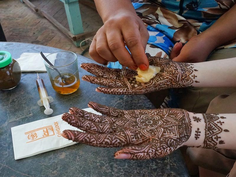 How to Apply Mehndi on Hands for Beginners with Pictures | I Fashion Styles