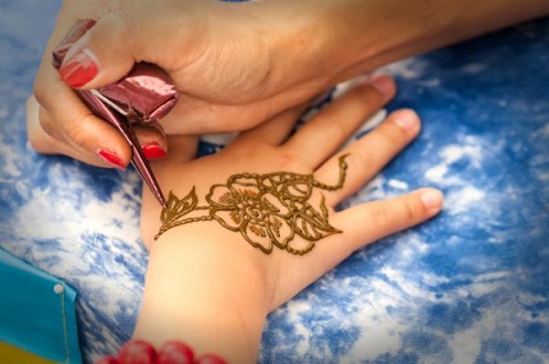 How to Apply Mehndi on Hands for Beginners with Pictures | I Fashion Styles
