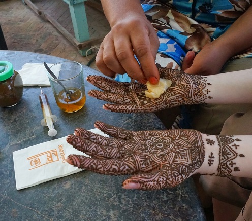 How to Apply Mehndi on Hands for Beginners with Pictures | I Fashion Styles