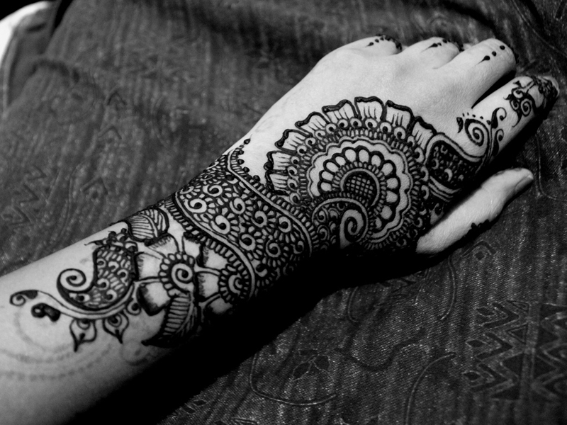 15 Cute and Easy Black Mehndi Designs with Photos | I Fashion Styles
