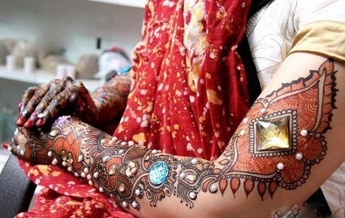 9 Beautiful and Trendy Stone Studded Mehndi Designs | I Fashion Styles