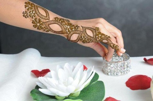 9 Beautiful and Trendy Stone Studded Mehndi Designs | I Fashion Styles
