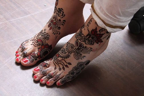 9 Beautiful and Trendy Stone Studded Mehndi Designs | I Fashion Styles