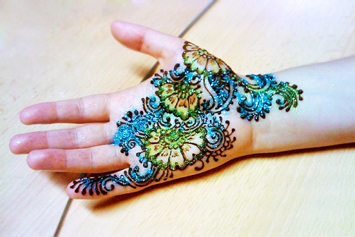 9 Beautiful and Trendy Stone Studded Mehndi Designs | I Fashion Styles
