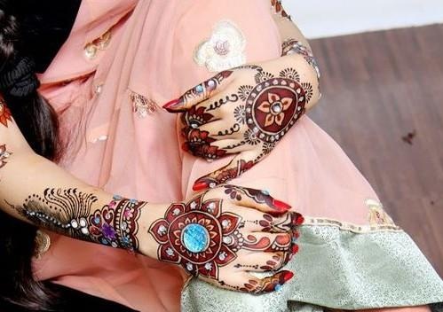9 Beautiful and Trendy Stone Studded Mehndi Designs | I Fashion Styles