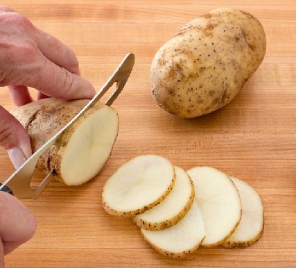How to Reduce Dark Circles With the Help of Potatoes