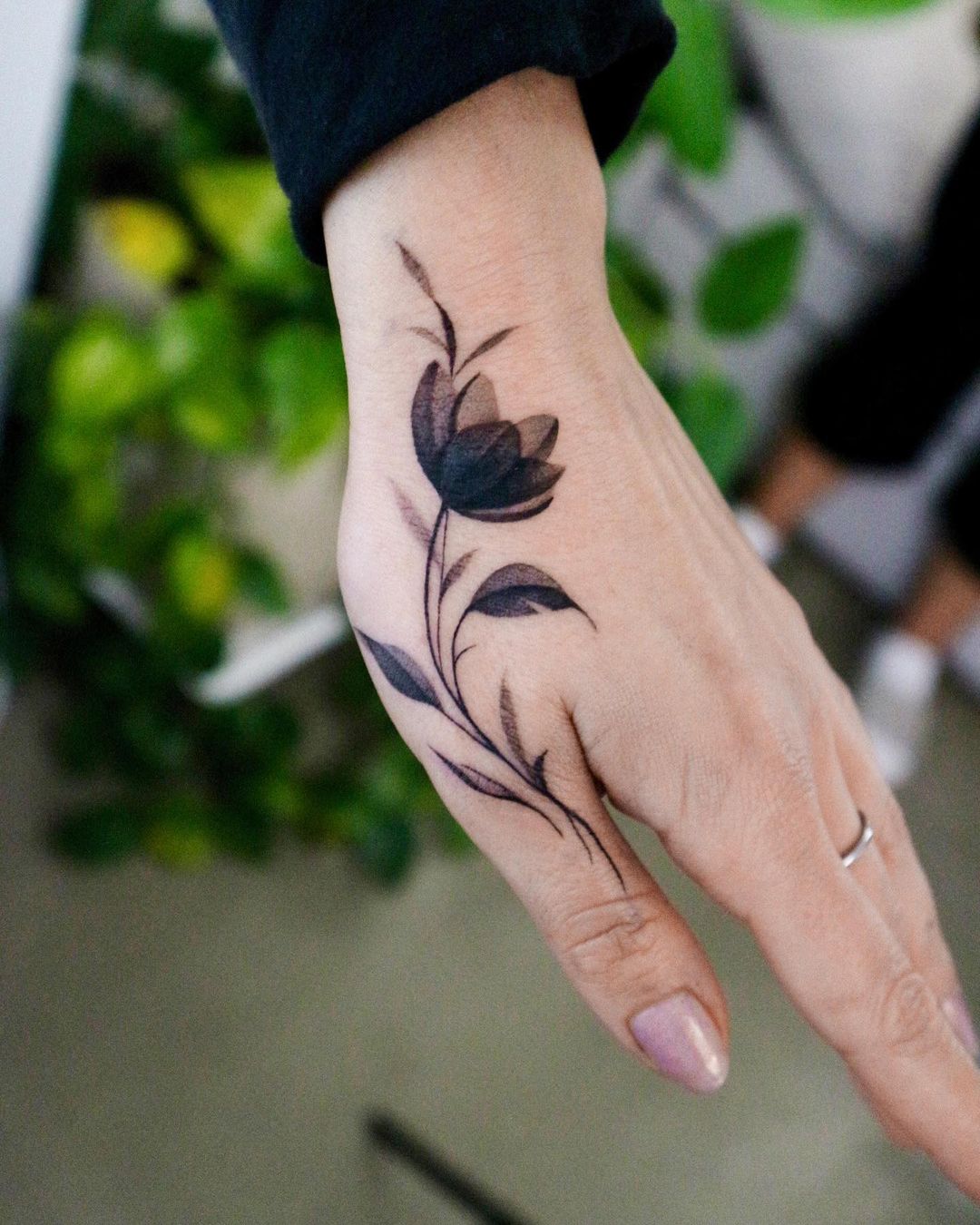 50+ Eye Catching Hand Tattoo Designs for Retro Style 2025