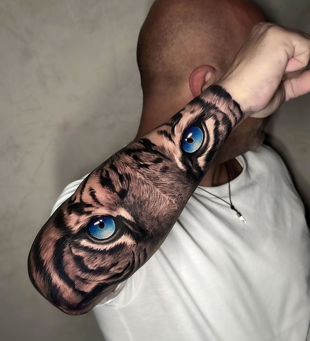50+ Eye Catching Hand Tattoo Designs for Retro Style 2025