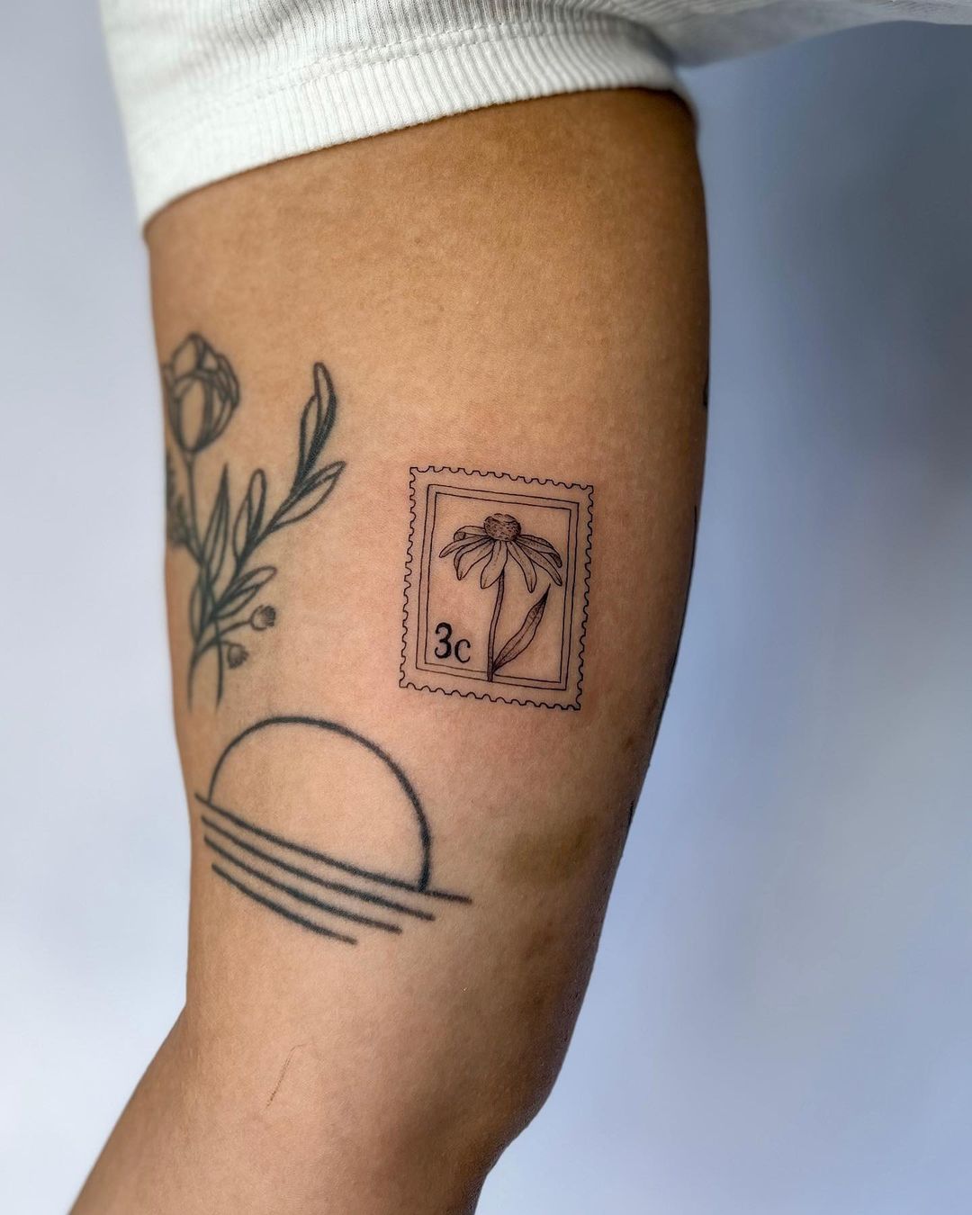 50+ Eye Catching Hand Tattoo Designs for Retro Style 2025