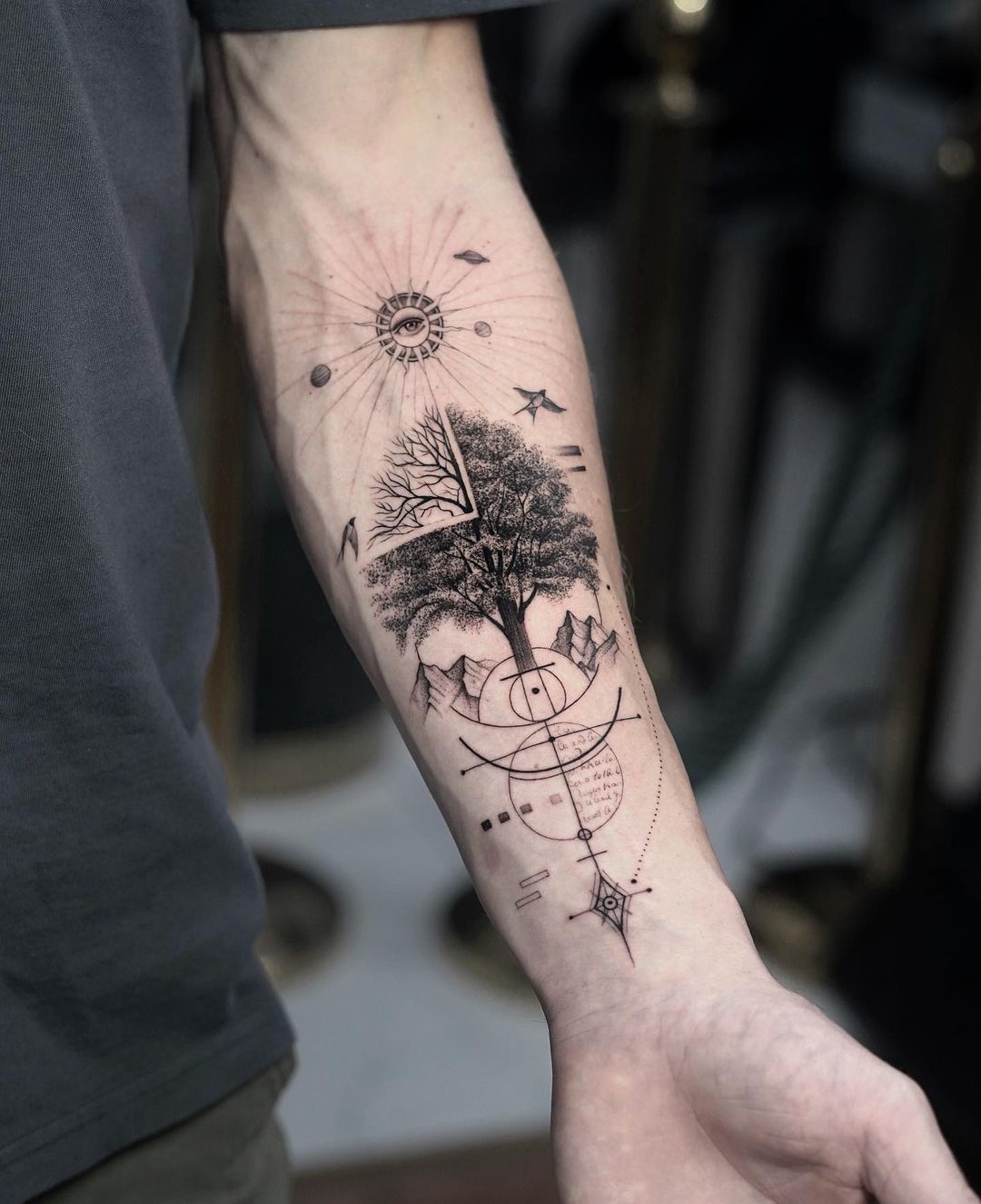 50+ Eye Catching Hand Tattoo Designs for Retro Style 2025