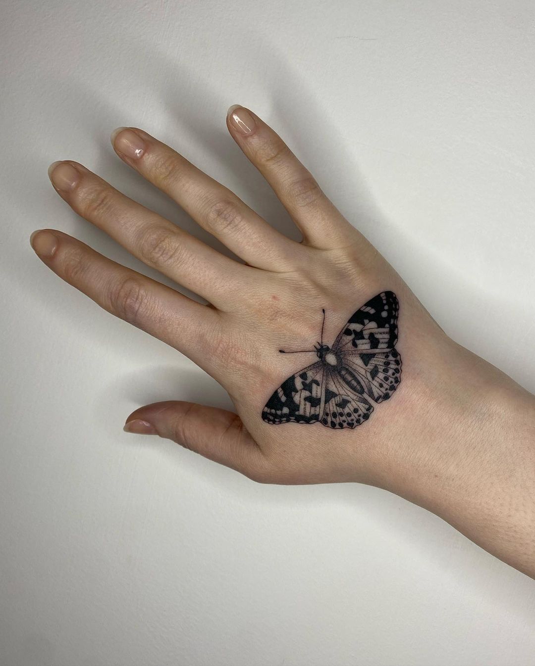 50+ Eye Catching Hand Tattoo Designs for Retro Style 2025