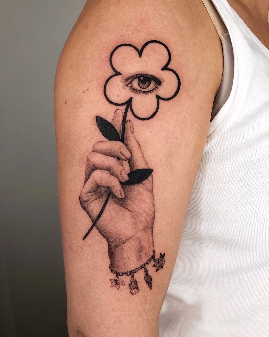 50+ Eye Catching Hand Tattoo Designs for Retro Style 2025