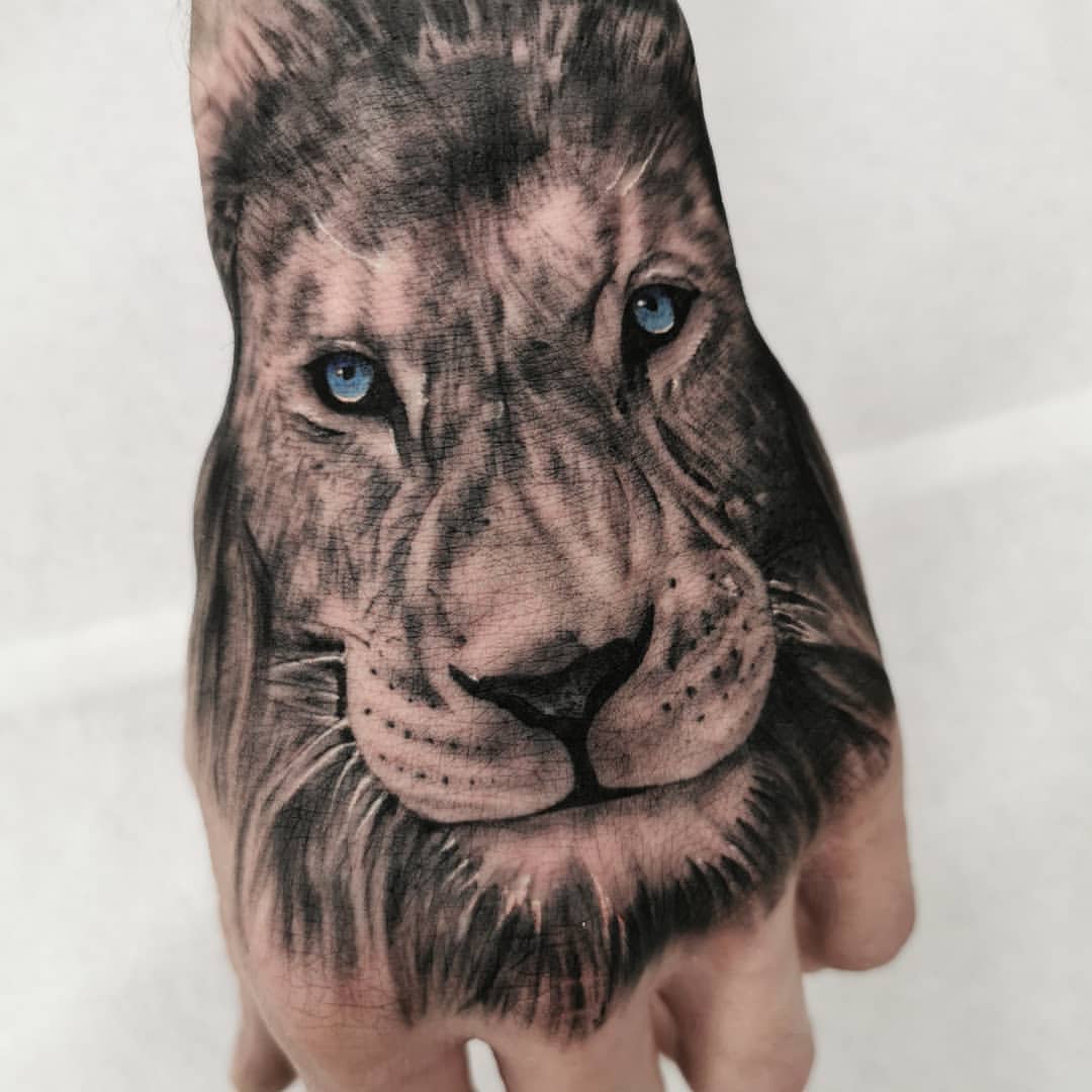 50+ Eye Catching Hand Tattoo Designs for Retro Style 2025