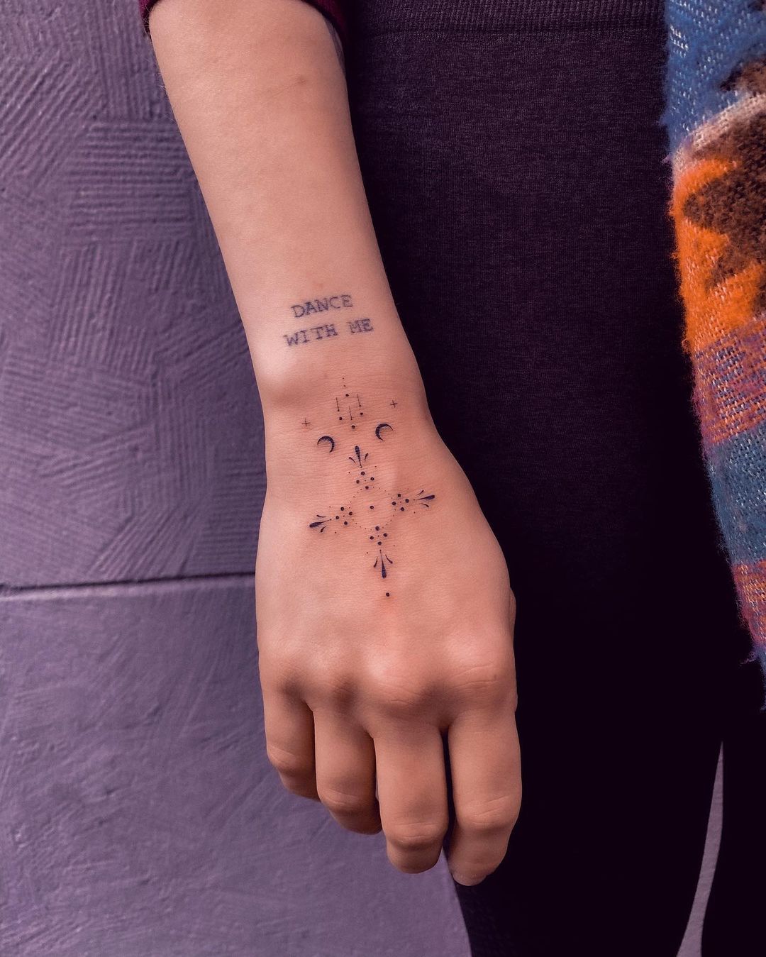 50+ Eye Catching Hand Tattoo Designs for Retro Style 2025