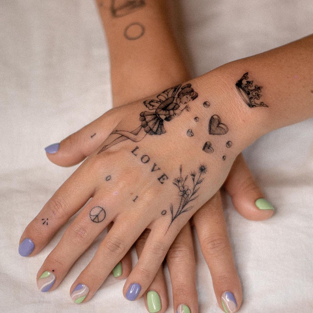 50+ Eye Catching Hand Tattoo Designs for Retro Style 2025