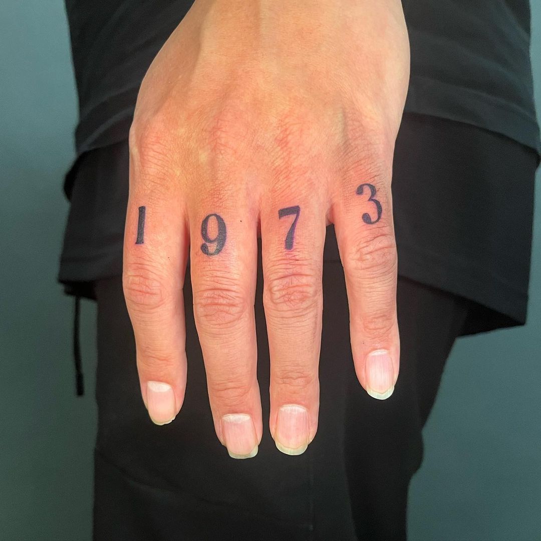 50+ Eye Catching Hand Tattoo Designs for Retro Style 2025