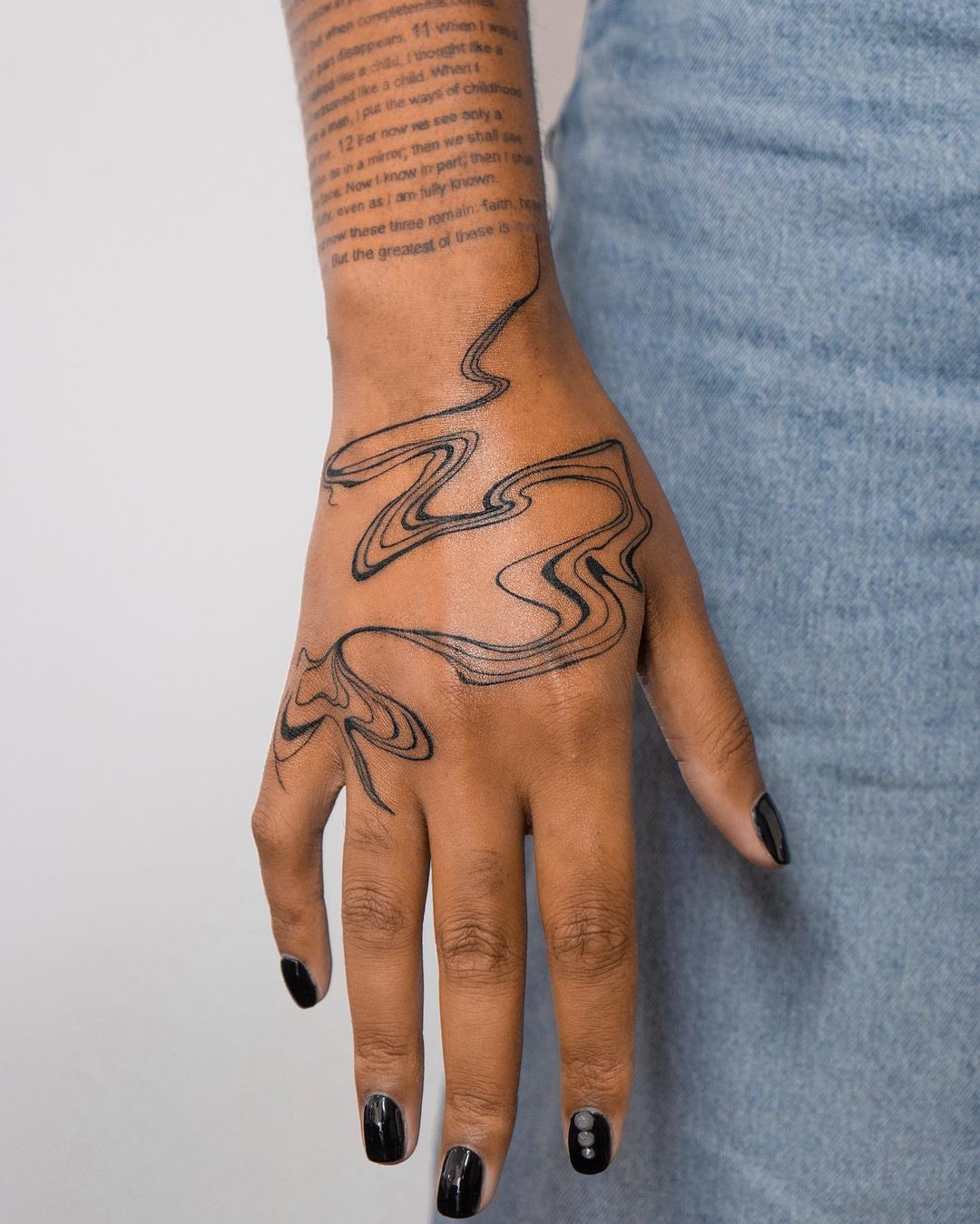 50+ Eye Catching Hand Tattoo Designs for Retro Style 2025