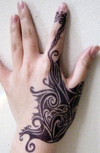 50+ Eye Catching Hand Tattoo Designs for Retro Style 2025