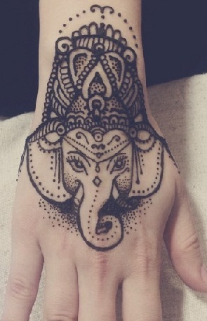50+ Eye Catching Hand Tattoo Designs for Retro Style 2025