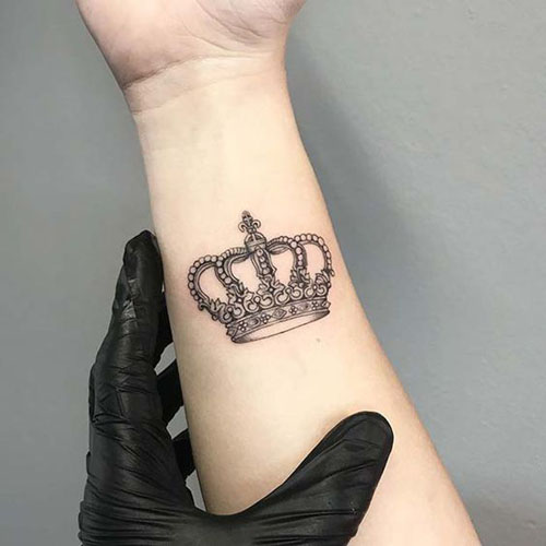 15+ Unique Crown Tattoo Designs to Embrace Royalty