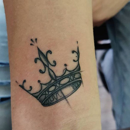 15+ Unique Crown Tattoo Designs to Embrace Royalty