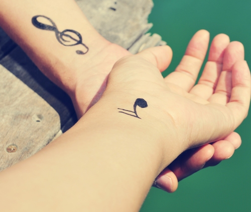 20 Eye-Catching Wrist Tattoo Designs for Men and Women