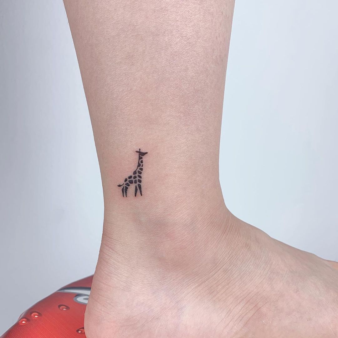 30+ Unique Giraffe Tattoo Designs with Meanings