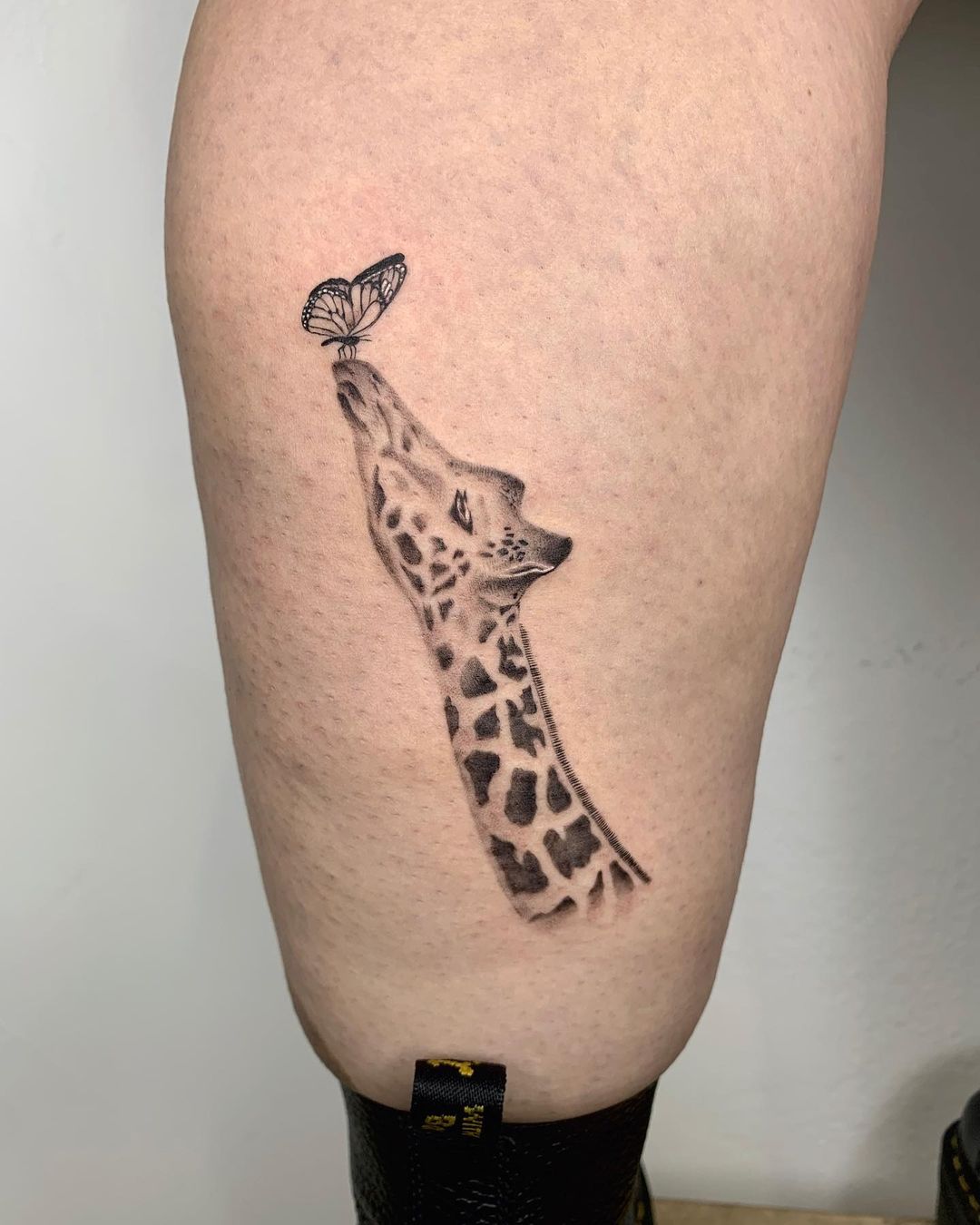 30+ Unique Giraffe Tattoo Designs with Meanings