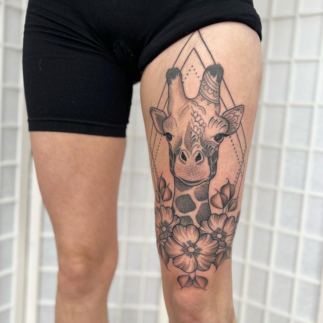 30+ Unique Giraffe Tattoo Designs with Meanings