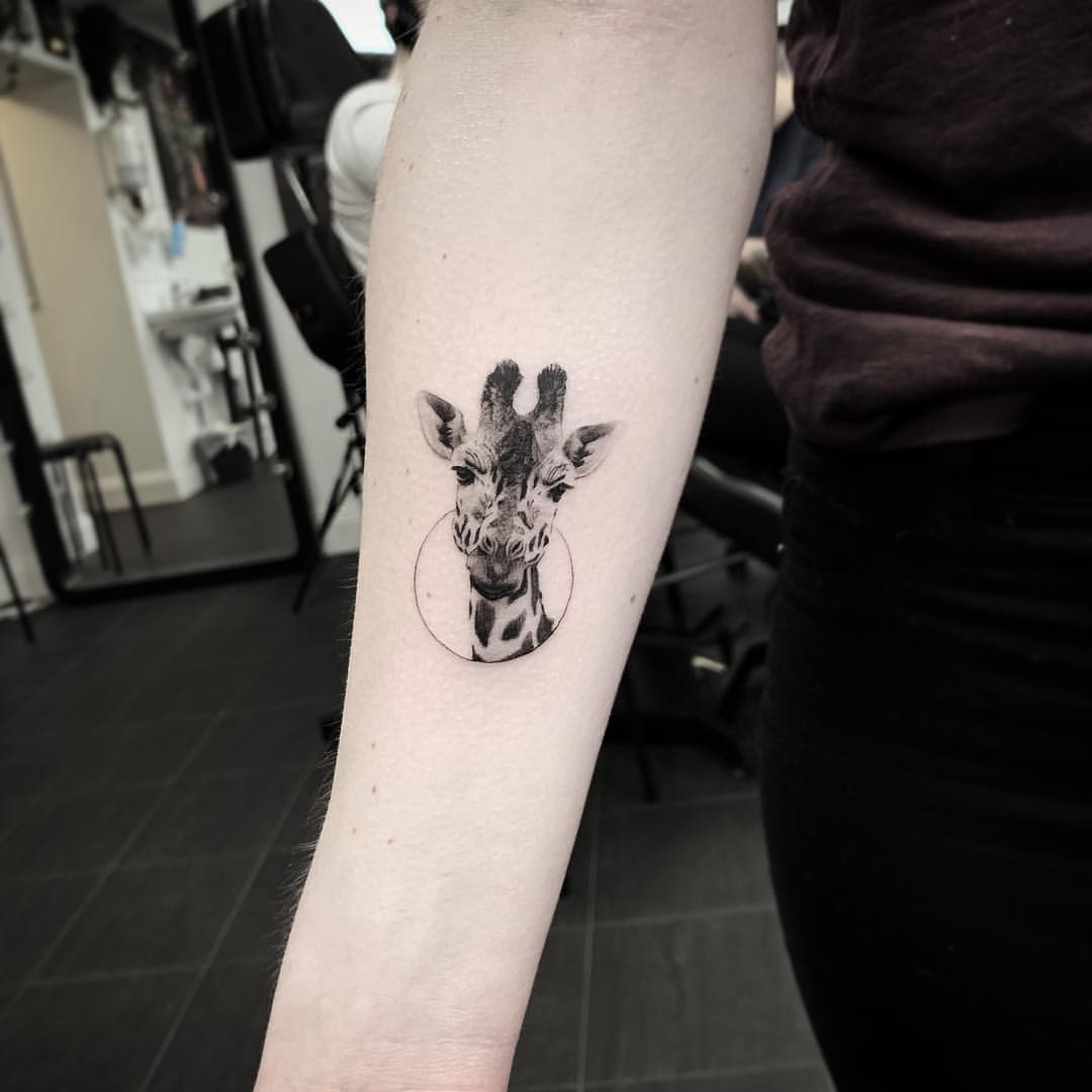 30+ Unique Giraffe Tattoo Designs with Meanings