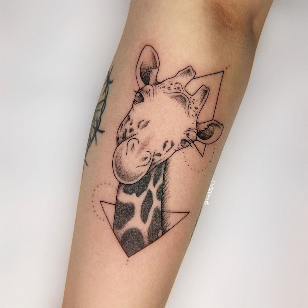 30+ Unique Giraffe Tattoo Designs with Meanings