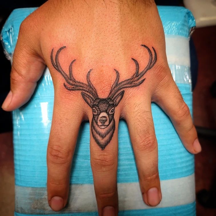 25 Stunning Knuckle Tattoo Ideas for Men and Women