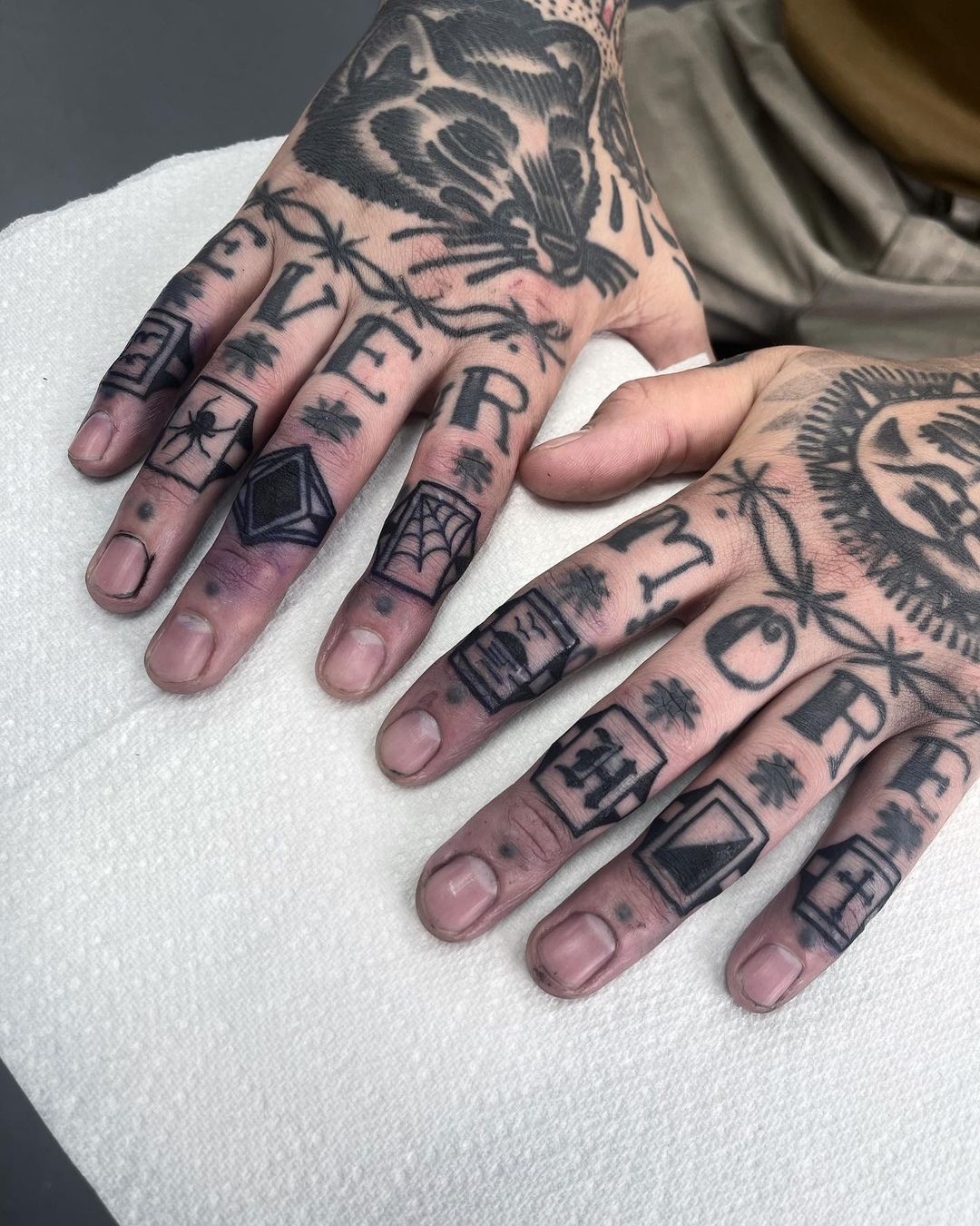 25 Stunning Knuckle Tattoo Ideas for Men and Women