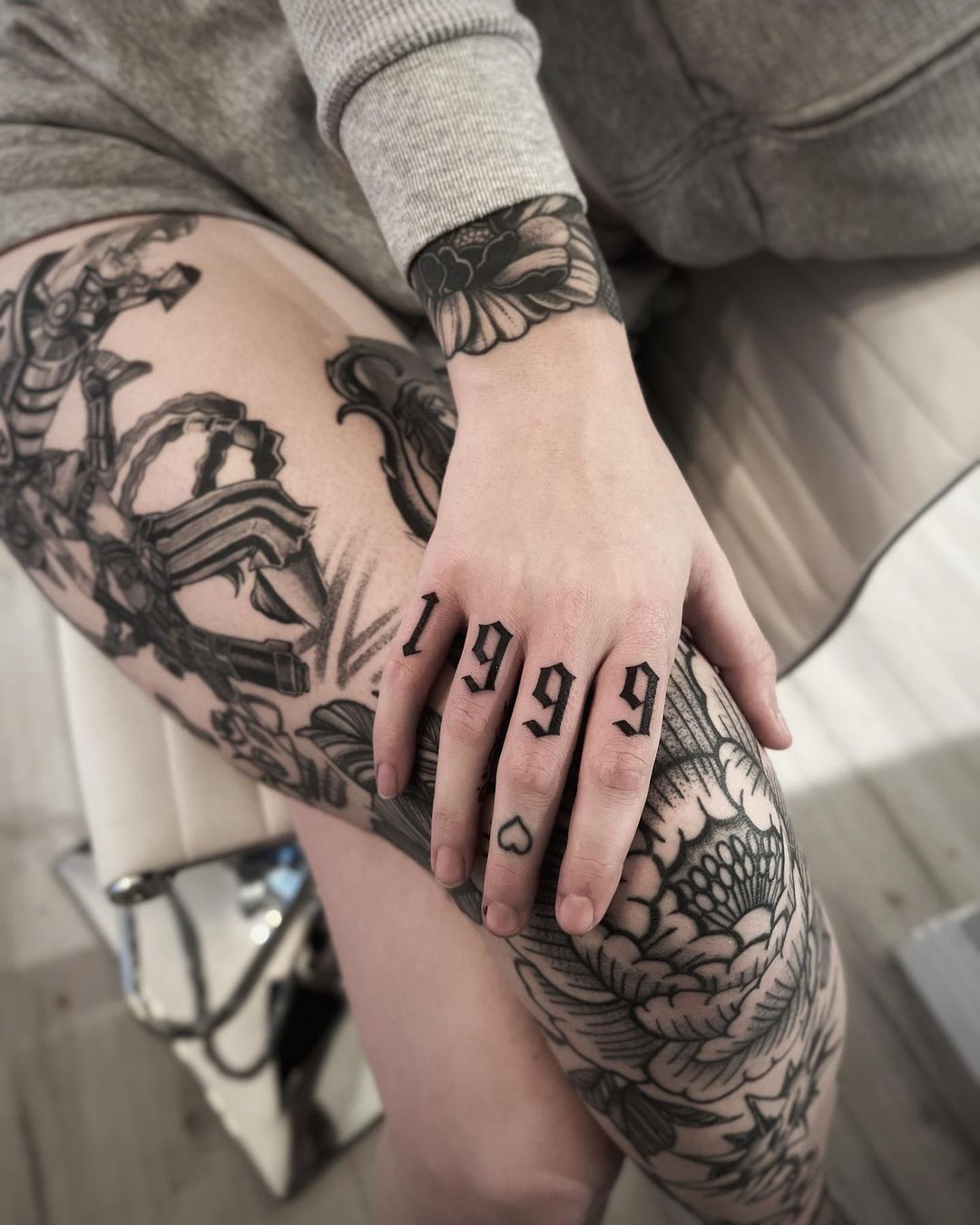 25 Stunning Knuckle Tattoo Ideas for Men and Women