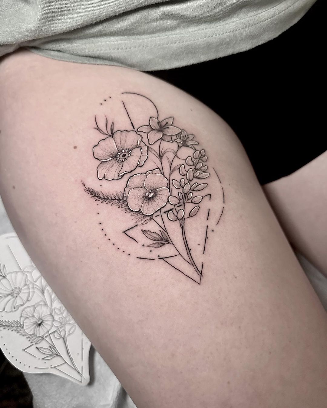 35+ Fantastic Thigh Tattoos For Women 2024